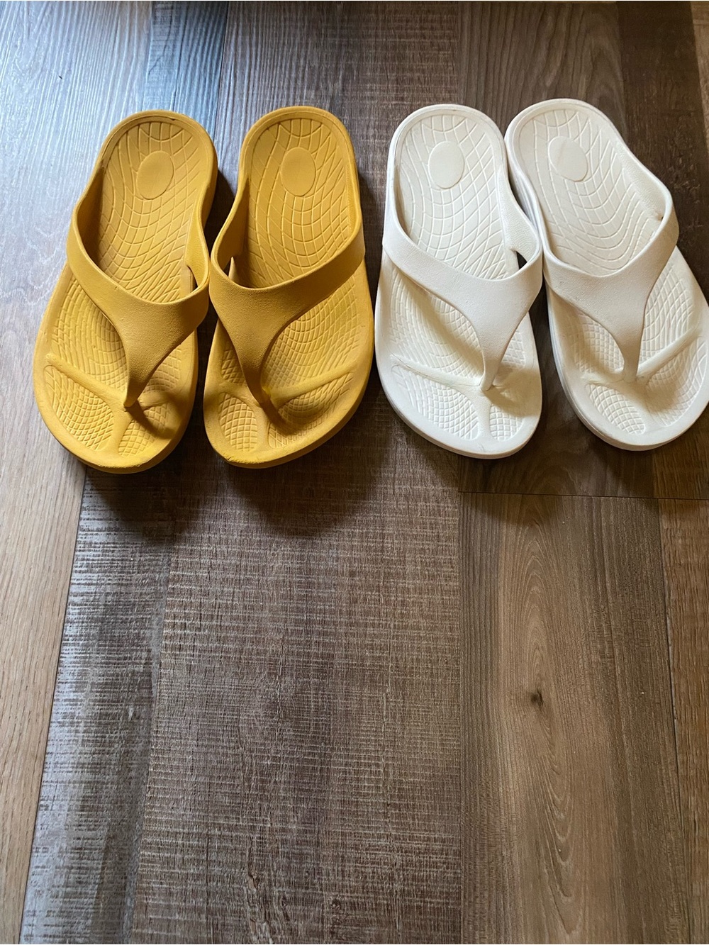 Source Unknown Yellow and White Womens Flip Flop Sandals